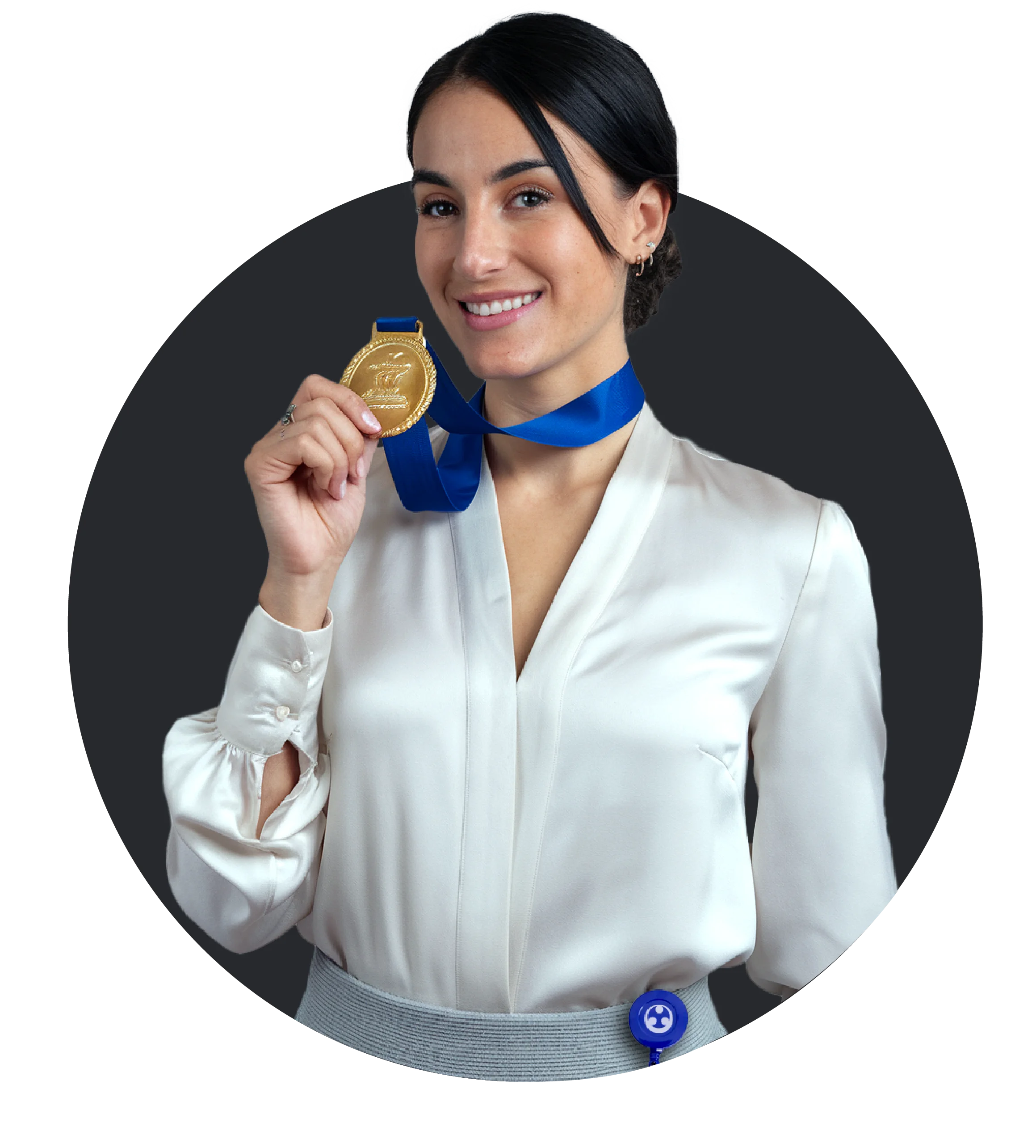 Mujer profesional con medalla de oro y cinta azul representando los valores corporativos