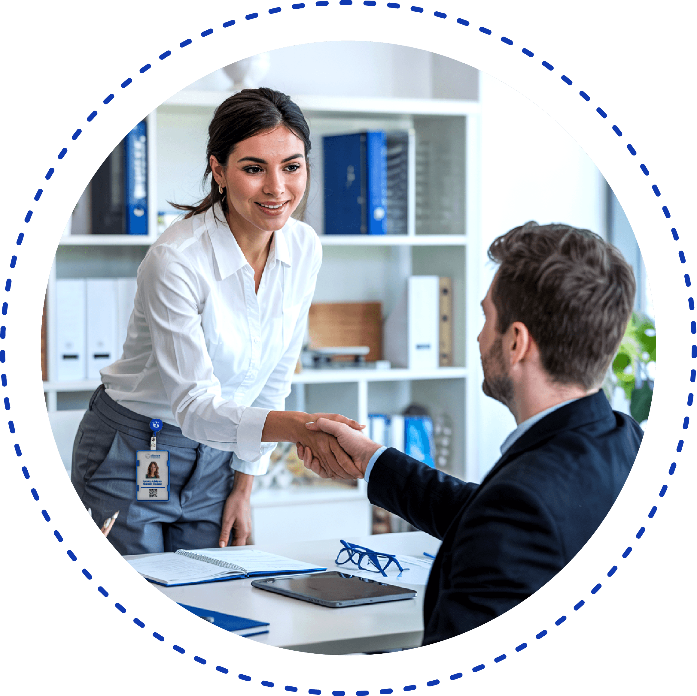 Ejecutivos estrechando manos - Relaciones laborales